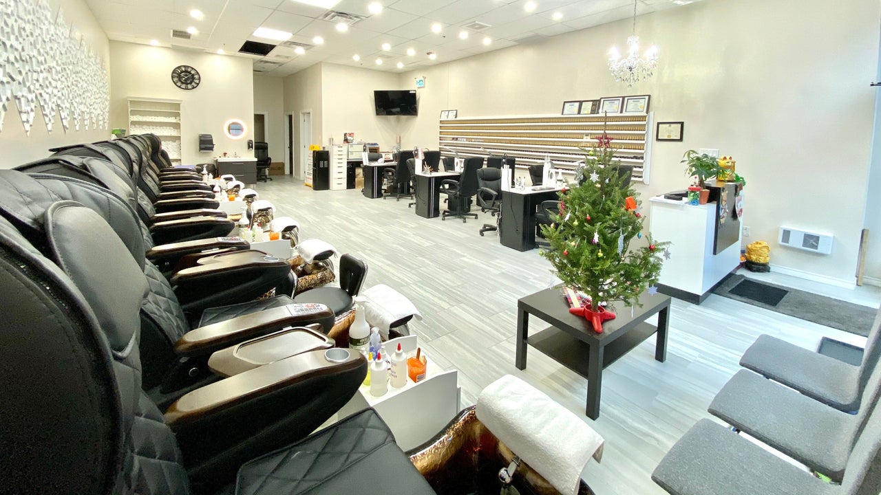 Glorious salon floor — pedicure chairs